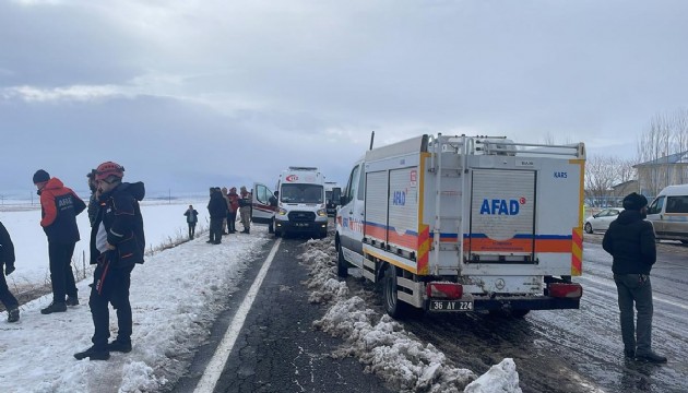 Kars'ta yolcu otobüsü devrildi: 23 yaralı